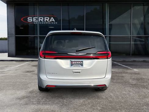 Used 2024 Chrysler Pacifica Touring-L FWD image 4