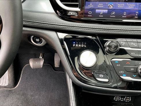 Used 2025 Chrysler Pacifica Limited AWD/4WD image 16
