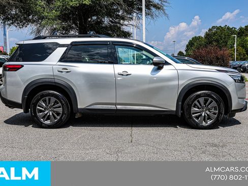 Used 2024 Nissan Pathfinder SV w/ SV Premium Package FWD image 11