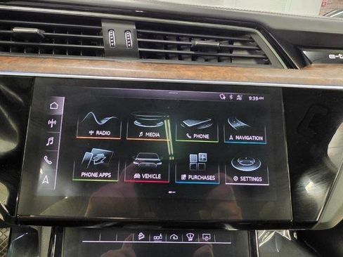 Used 2019 Audi e-tron Prestige w/ Prestige Package AWD/4WD image 16
