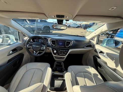 Used 2018 Chrysler Pacifica Touring-L image 17