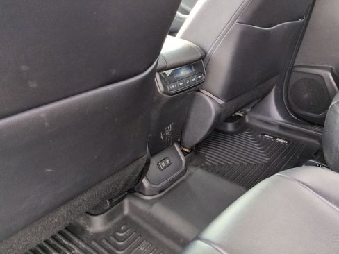 Used 2021 Toyota Highlander XLE FWD image 18