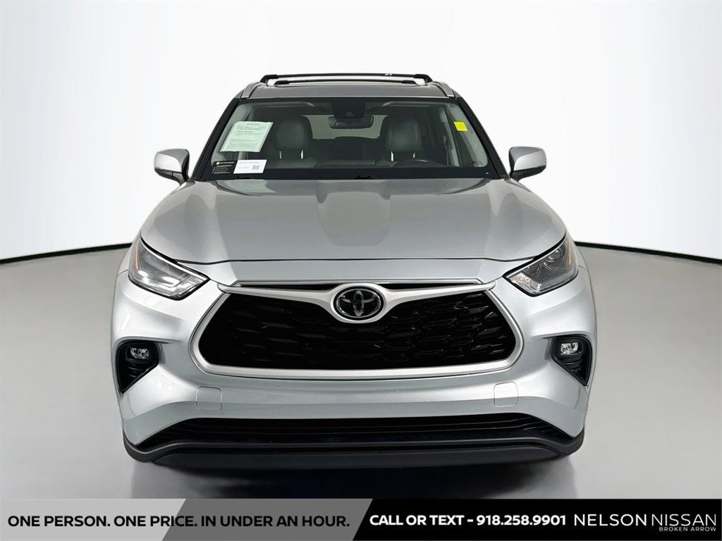 Used 2022 Toyota Highlander XLE AWD/4WD image 2