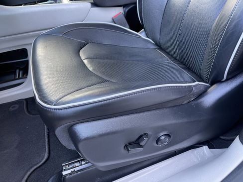 Used 2022 Chrysler Pacifica Limited FWD image 19