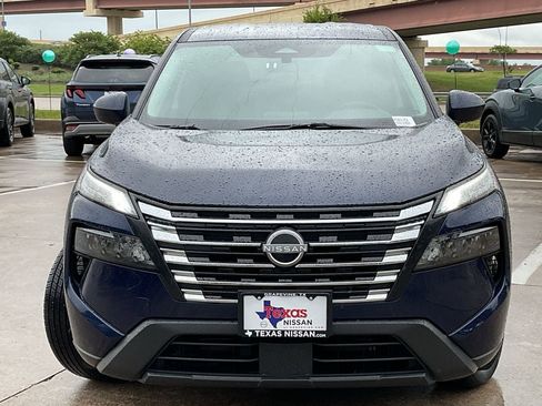 Used 2025 Nissan Rogue SV image 3