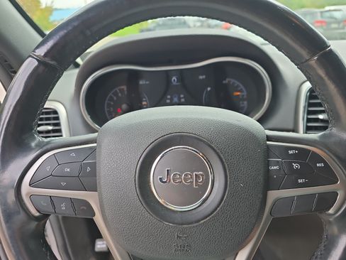 Used 2018 Jeep Grand Cherokee Laredo AWD/4WD image 14