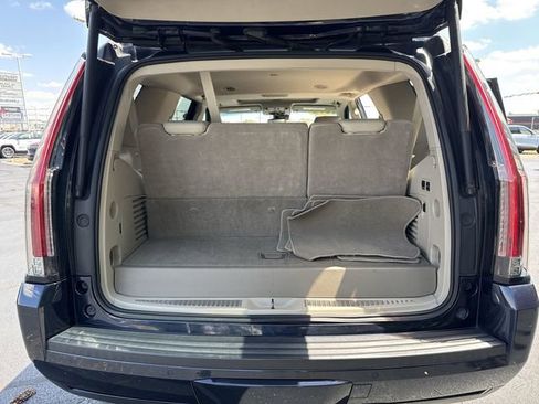 Used 2019 Cadillac Escalade Luxury AWD/4WD image 18