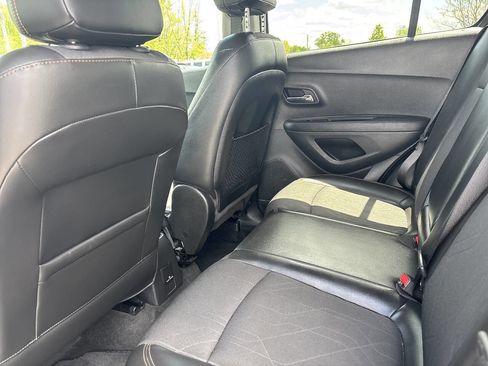 Used 2019 Chevrolet Trax LT w/ Sun & Sound Package FWD image 32