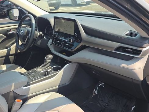 Used 2023 Toyota Highlander XLE AWD/4WD image 11