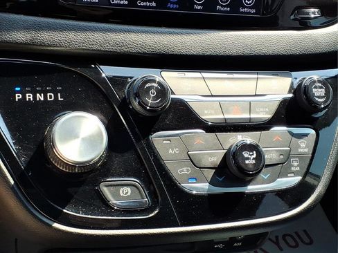 Used 2020 Chrysler Pacifica Touring-L Plus image 23