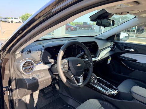 Used 2026 Chevrolet Trax LT w/ LT Convenience Package FWD image 13