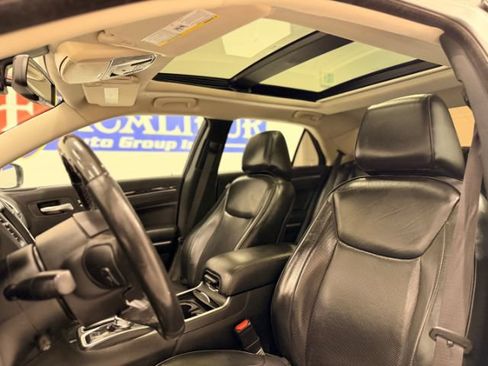 Used 2020 Chrysler 300 Limited AWD/4WD image 36