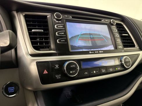 Used 2018 Toyota Highlander XLE AWD/4WD image 7