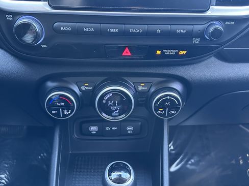 Used 2023 Hyundai Venue SEL image 30