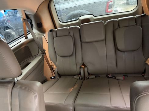 Used 2012 Chrysler Town & Country Touring-L w/ Driver Convenience Group image 14