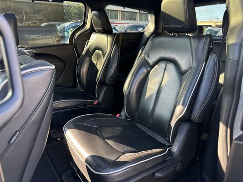 Used 2022 Chrysler Pacifica Limited w/ Uconnect Theater Family Group image 14