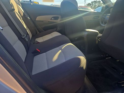 Used 2013 Chevrolet Cruze LS image 18