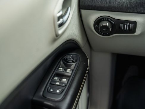 Used 2018 Jeep Compass Latitude w/ Popular Equipment Group FWD image 26