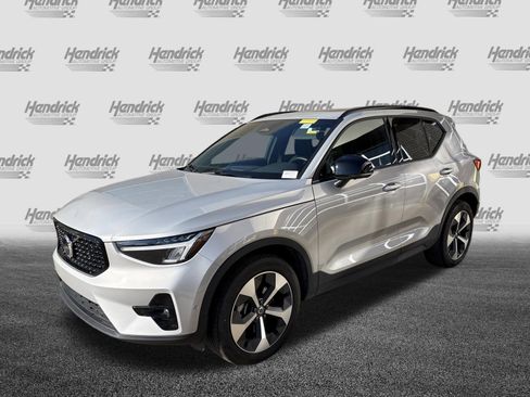 Used 2025 Volvo XC40 B5 Plus image 5