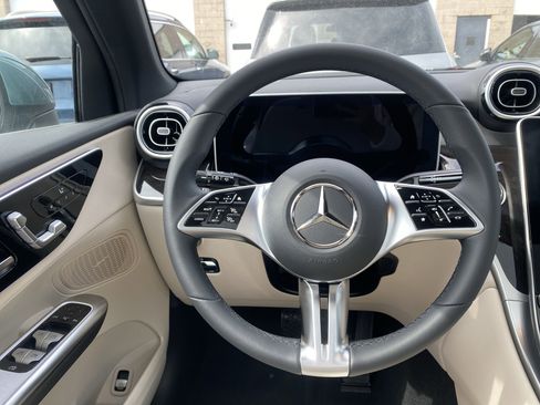Used 2025 Mercedes-Benz GLC 300 4MATIC image 18