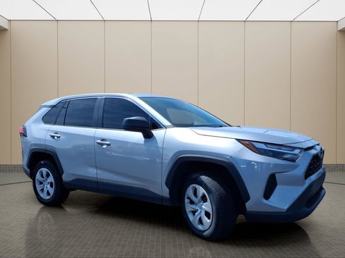 Used 2024 Toyota RAV4 LE AWD/4WD image 4