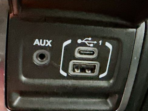 Used 2023 Jeep Wrangler Unlimited Sahara w/ Cold Weather Group AWD/4WD image 25
