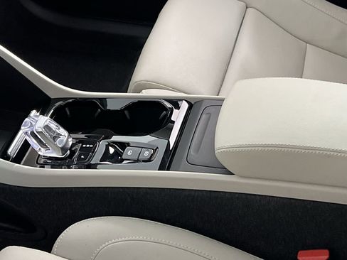 Used 2024 Volvo XC40 B5 Ultimate w/ Protection Package Premier image 23