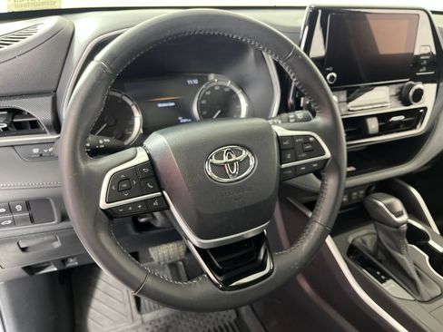 Used 2023 Toyota Highlander XSE FWD image 30