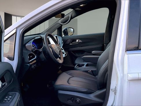 New 2026 Chrysler Voyager LX image 23