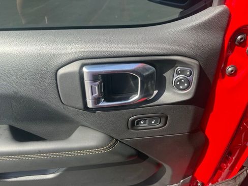 Used 2025 Jeep Wrangler Sahara image 24