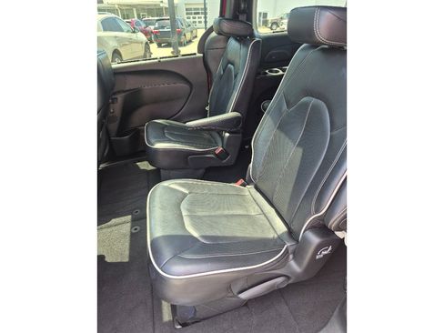 Used 2025 Chrysler Pacifica Limited FWD image 6