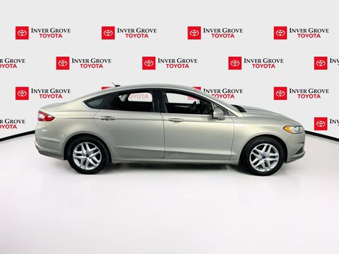 Used 2016 Ford Fusion SE FWD image 4