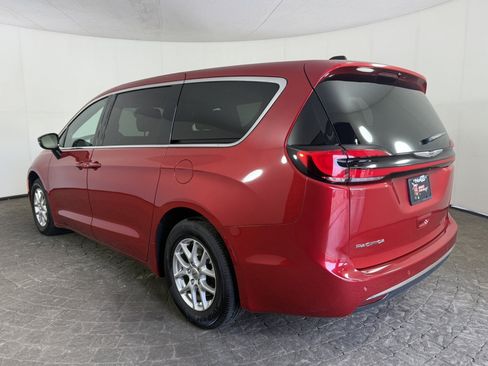 Used 2025 Chrysler Pacifica Select FWD image 5