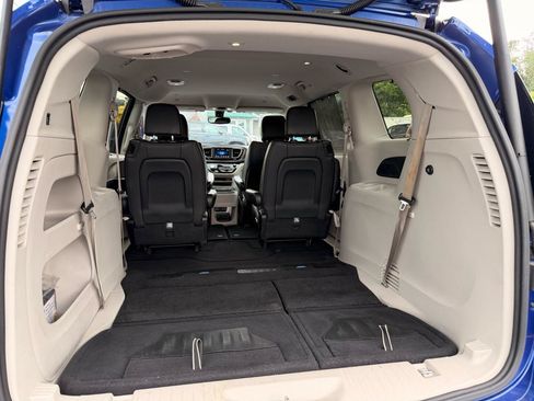 Used 2019 Chrysler Pacifica Touring-L FWD image 20