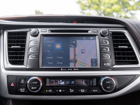 Used 2017 Toyota Highlander XLE AWD/4WD image 32