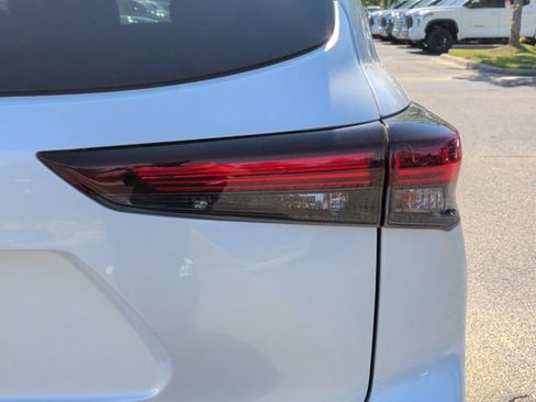 Used 2024 Toyota Highlander XLE FWD image 11