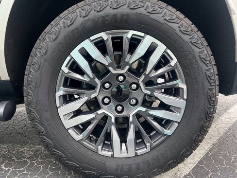Used 2023 Chevrolet Tahoe Z71 w/ Z71 Off-Road Package AWD/4WD image 27