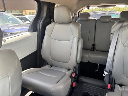 Used 2025 Toyota Sienna XLE FWD image 42