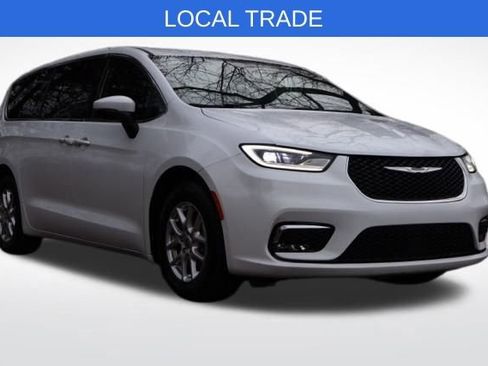 Used 2023 Chrysler Pacifica Touring image 3