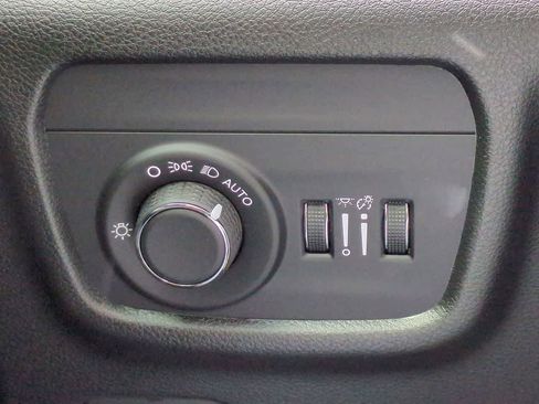 New 2025 Jeep Grand Cherokee Laredo w/ Luxury Tech Group I RWD image 18