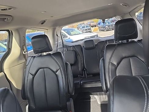 Used 2024 Chrysler Pacifica Touring-L FWD image 16