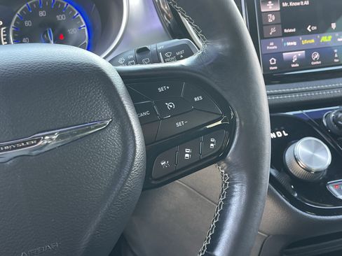 Used 2021 Chrysler Pacifica Touring-L w/ Premium & Safety Sphere Group FWD image 25