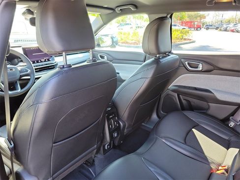 Used 2024 Jeep Compass Latitude image 11