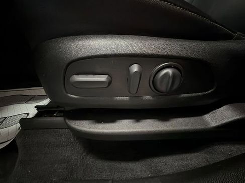 Used 2023 Chevrolet Traverse LT image 12