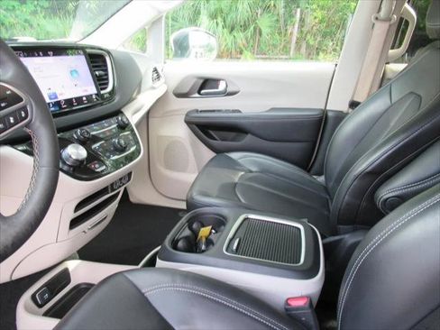 Certified 2023 Chrysler Pacifica Touring-L FWD image 16