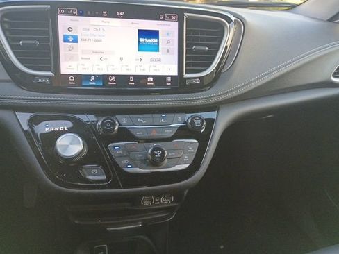 Used 2025 Chrysler Pacifica Select FWD image 12