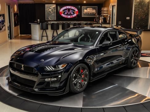 Used 2021 Ford Mustang Shelby GT500 w/ Carbon Fiber Track Pack RWD image 4