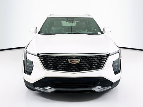 Used 2024 Cadillac XT4 Premium Luxury image 2