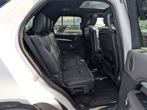 Used 2020 Land Rover Discovery Landmark image 14