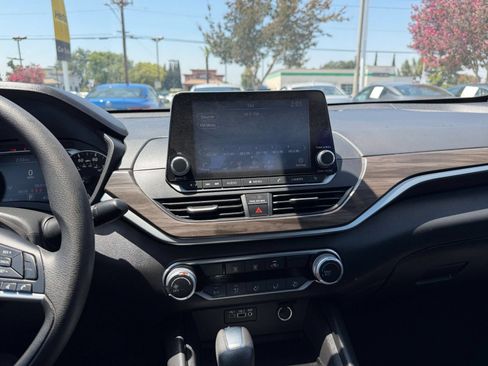 Used 2025 Nissan Altima 2.5 SV FWD image 17